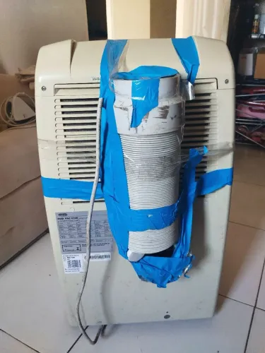 Está em uma boa conservação,essa fita são para proteger na viagem para n ralar.