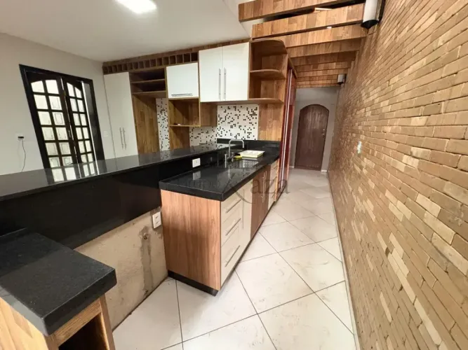 Imóvel para aluguel possui 250 metros quadrados com 4 quartos