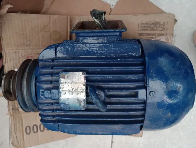 Motor trifásico 7,5 CV em perfeito estado 