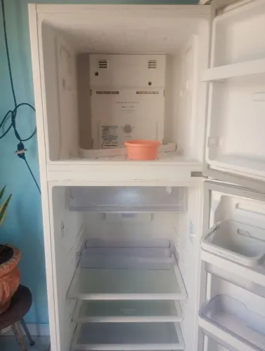 Vendo geladeira funcionando perfeitamente somente marcas de uso 