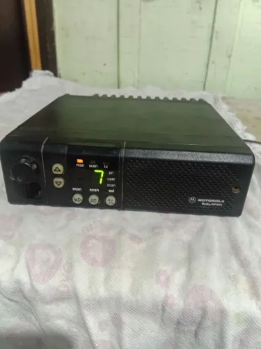 Vendo este rádio motorola gm300 no estado leia a descrição sem o ptt como esta nas fotos.