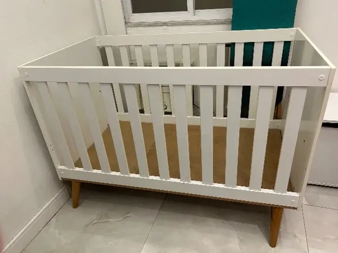 Berço Retrô Branco Pés palito