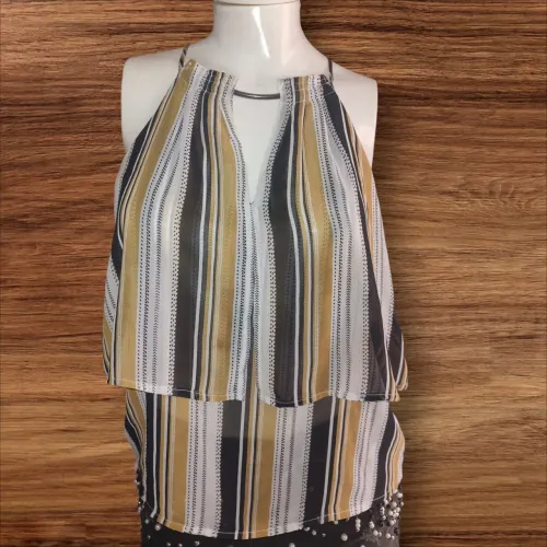 Blusa elegante com detalhes em metal na gola