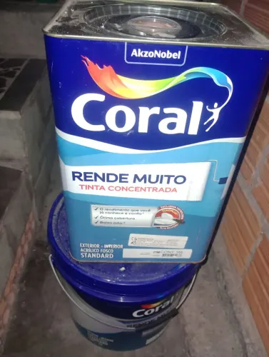 Vendo duas latas de tinta Coral na cor Pêssego fosca.