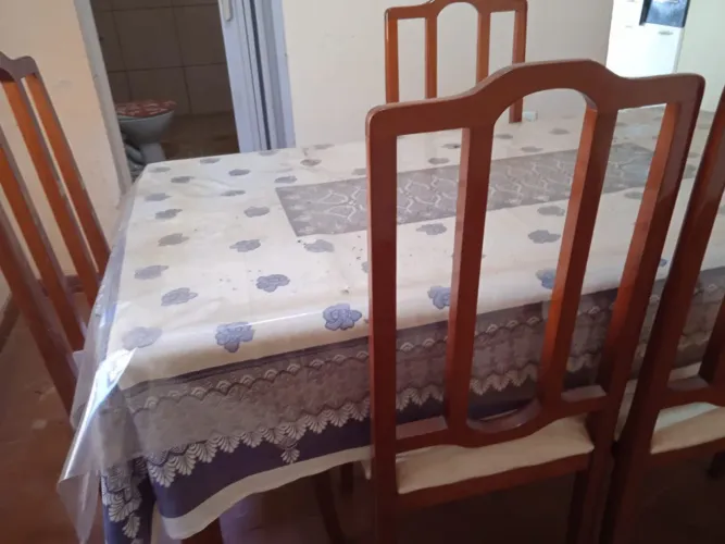 VENDO CONJUNTO DE MESA CADEIRAS E MÓVEL COM ESPELHO EM MADEIRA MACIÇA.<br>