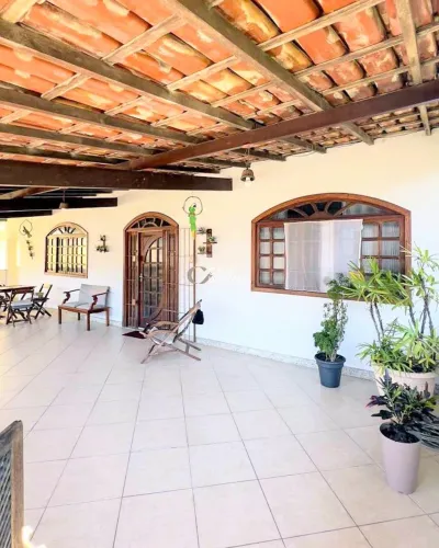 Casa no segundo pavimento com entrada independentes em Soteco
