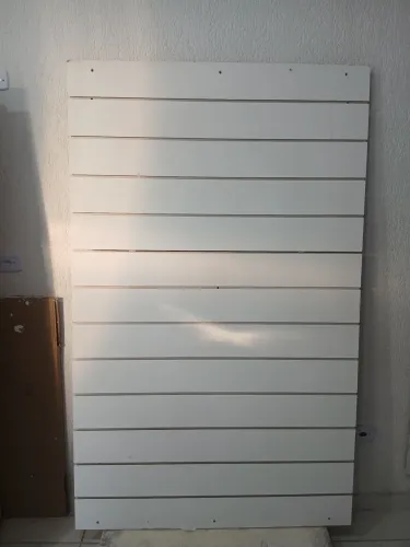 Painel canaletado para loja