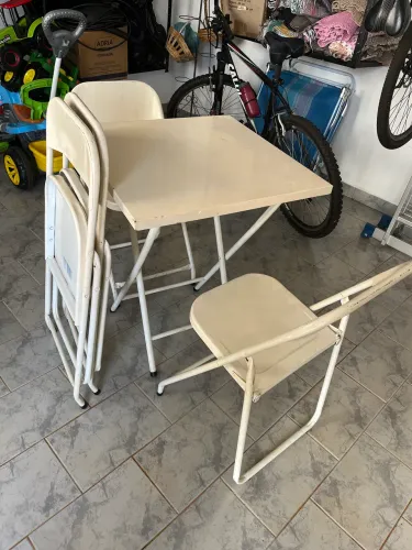 Mesa de aço com 4 cadeiras