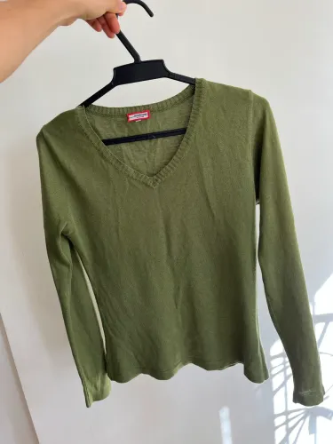 Blusa de tricô fino, gola V, manga longa