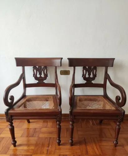 Par de cadeiras de braco da época