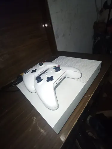 Xbox One S 1TB + 2 Controles + GTA V | Muito Conservado
