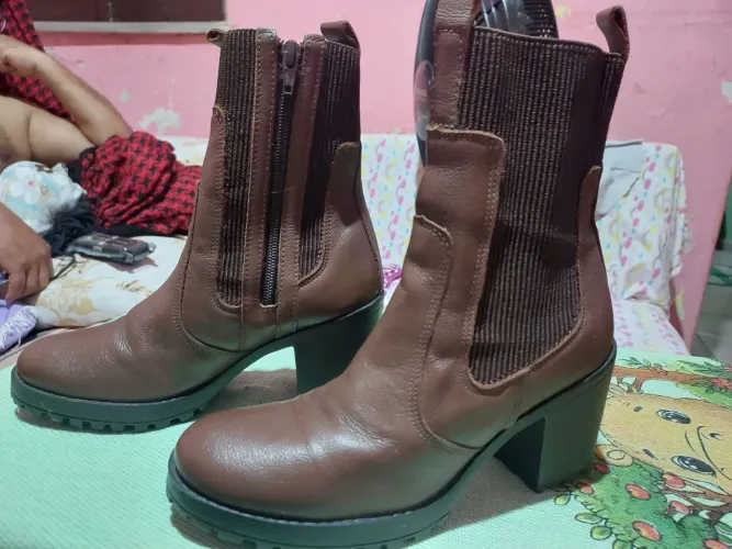 VENDO UMA BOTA FEMININA COURO CALÇA 35