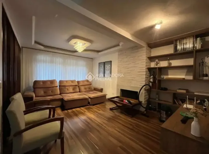 Auxiliadora Predial aluga Casa de 5 dormitórios, sendo 3 suítes, no bairro Campeche.