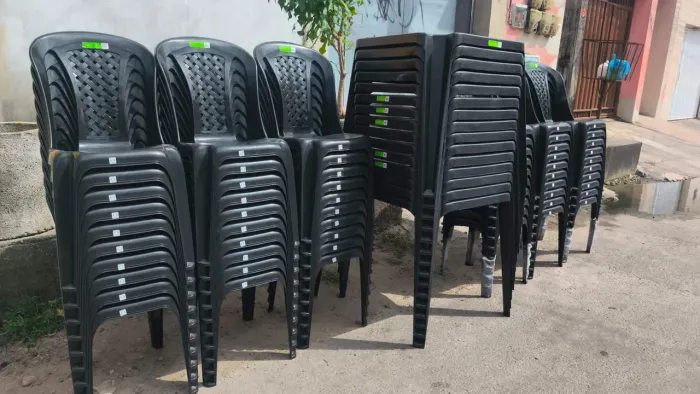 Cadeiras e mesas de plástico