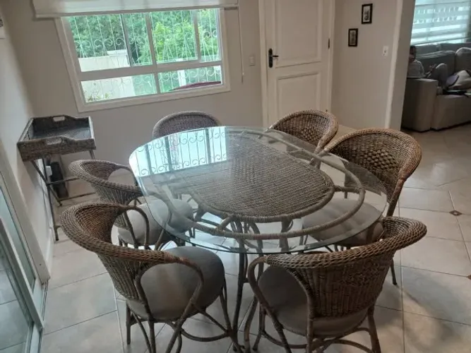 Conjunto de mesa de jantar com 6 cadeiras, mesa de centro, mesa de canto e bar em Ratan