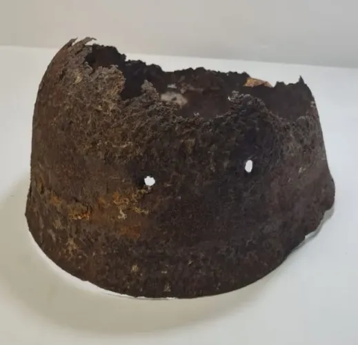 Casco de capacete militar alemão (Stahlhelm) da Segunda Guerra Mundial em estado de relíqu