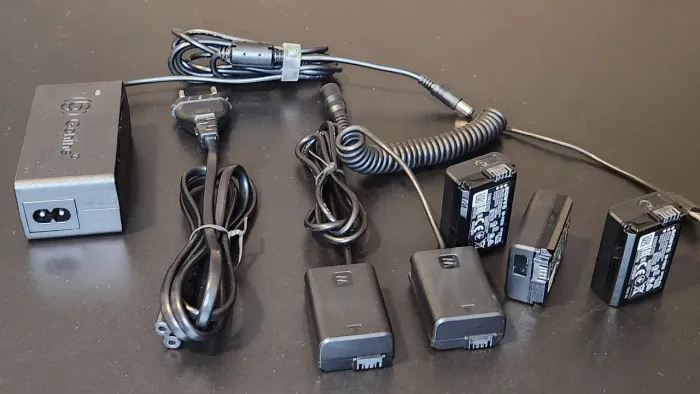 Kit 3 baterias Sony NP-FW50 + Bateria Dummy USB-C + Bateria Dummy Gonine tomada bivolt