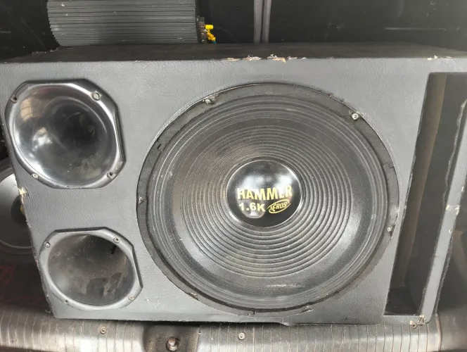 Caixa de som automátivo