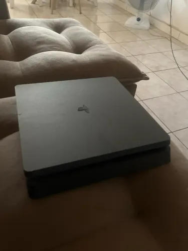 Vendo um Ps4 de 5 anos sem controle slim