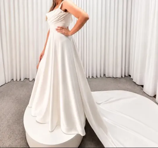 Conjunto 3 em 1 (Vestido + Cauda Removível + Véu)