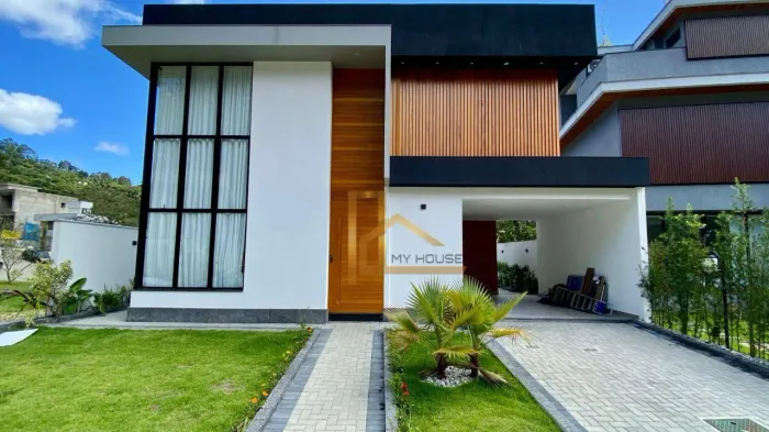 Casa com 4 Quartos, Nova e em Condomínio Clube a 15 Minutos do Centro de Teresópolis-RJ