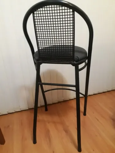 Uma banqueta em ferro com pintura eletrostática
