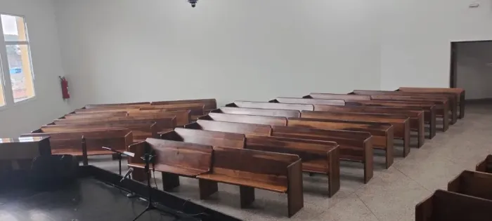 Bancos de Igreja em Imbuia Madeira Maciça - 29 Unid. 1,50 a 5,35m - R$380,00 metro linear