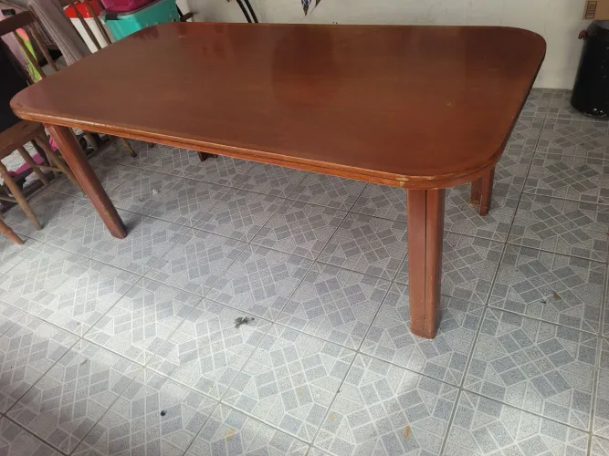02(duas) mesas em madeira de lei, sendo que a grande 300,00 e a pequena 150,00.