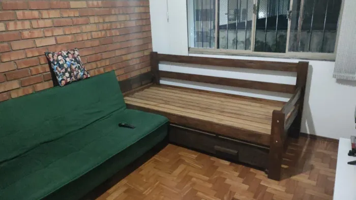 Sofá-cama/banco de madeira resistente - tamanho solteiro