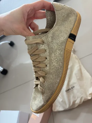 Tênis arpoador Osklen dourado 