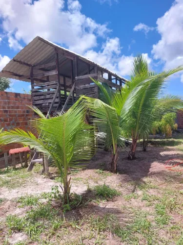 Terreno com área construída