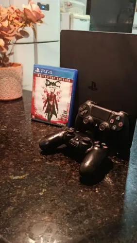 PS4 Slim 500GB + 2 Controles + Jogo (Conservado)