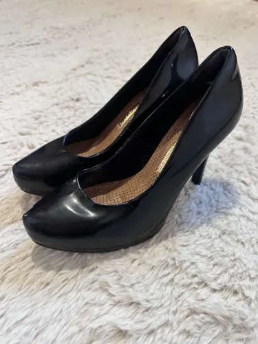 Sapato preto de salto