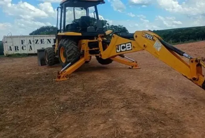 Retroescavadeira JCB 4X4 2014