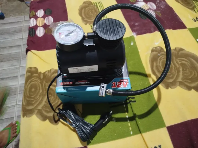 mini compressor de ar automotivo portátil de 12V.
