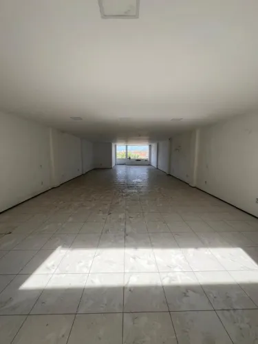 GALPÃO PARA ALUGAR NO JANGURUSSU. IDEAL PARA SALA COMERCIAL, CONSULTÓRIO, CONFECÇÕES, ETC.