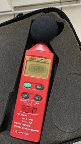 Instrutherm DEC-460, um decibelímetro/medidor de nível sonoro.