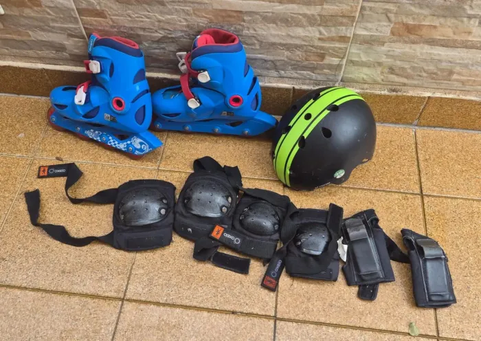 Patins com protetores e capacete