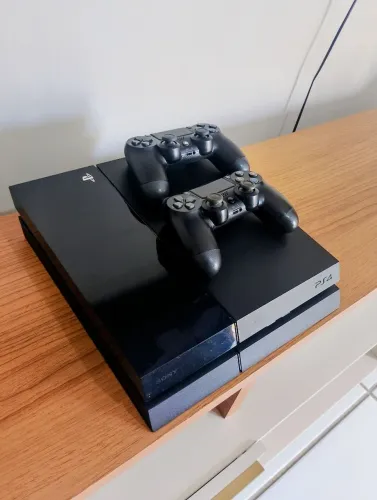 Playstation 4 + dois controles e jogos inclusos