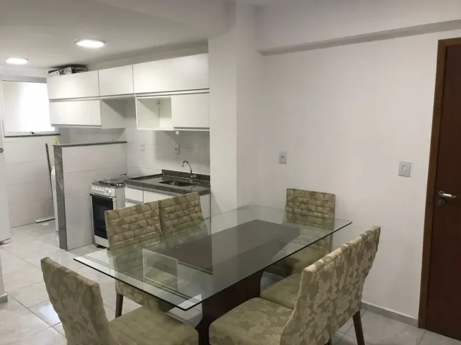 Mesa de jantar moderna tampo de vidro e base madeira