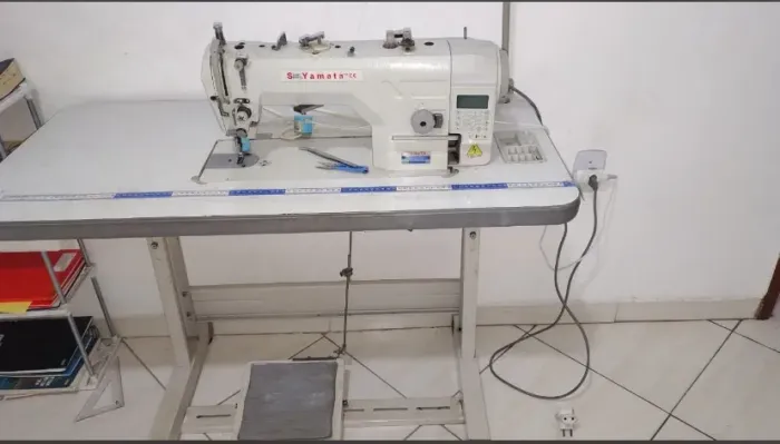 Máquina reta eletrônica