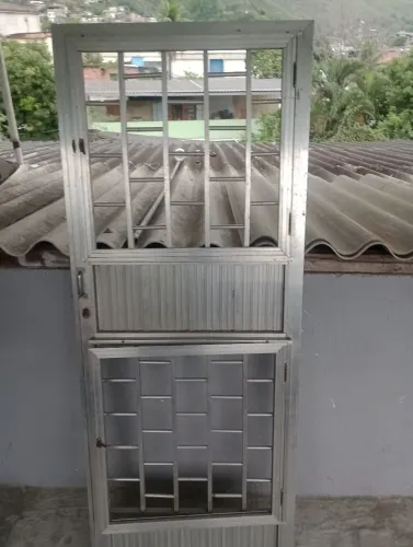 Porta de alumínio usada