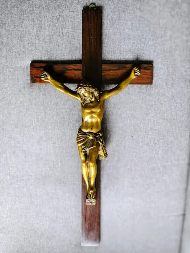 Crucifixo De Parede Com Cristo Em Bronze E Cruz Em Madeira