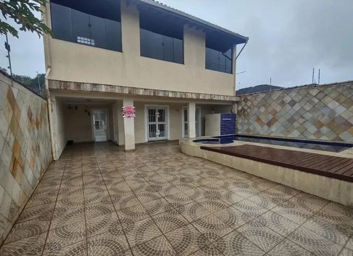 Casa com Piscina, Churrasqueira, região central de Itanhaém e acomoda até 15 pessoas.