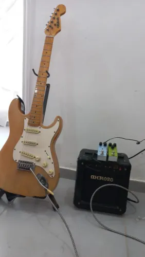 Guitarra GBS Pro Stratocaster regulada por luthier + amplificador Meteoro + pedais