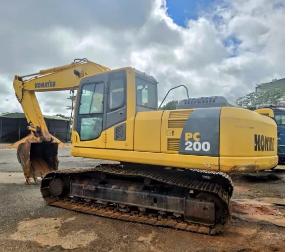 Escavadeira Komatsu PC200 ano 2011 com 15.000 horas, em SP