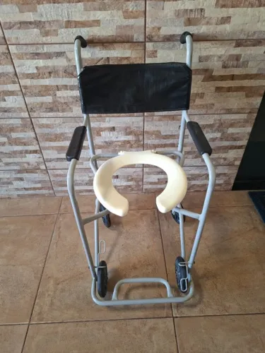 vendo cadeira de banho em otimo estado de conservaçao e funcionamento para desocupar urgen