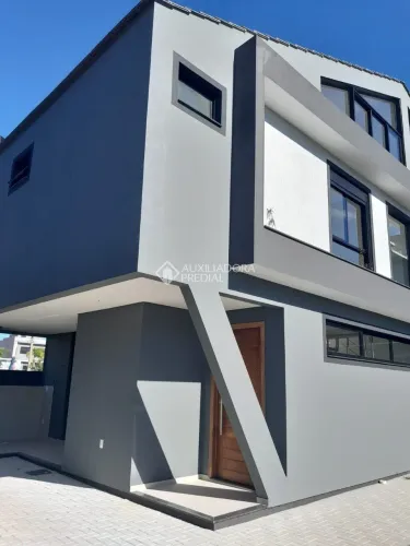 "Linda Casa de 2 Pisos com 3 Quartos, suíte e sótão
