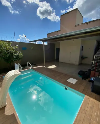 casa com piscina em boa localização