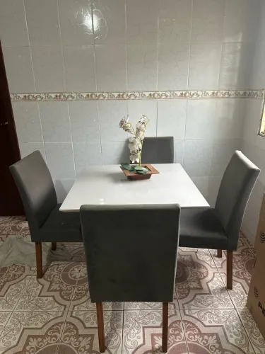 Vendo mesa com quatro cadeiras